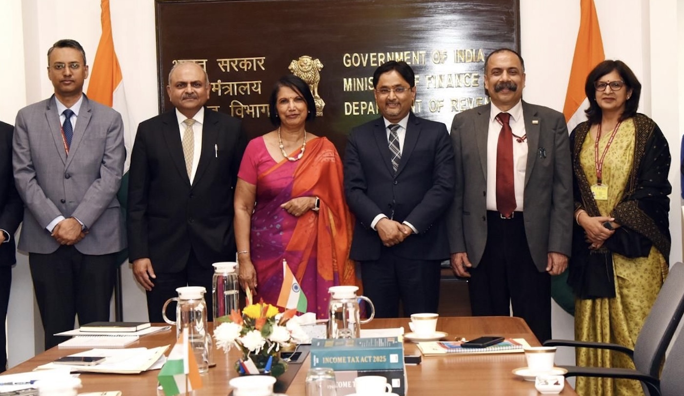 Visite en février 2026 - Ravi Agarwal, Chairman du Central Board of Direct Taxes (à gauche), Dr Jyoti Jeetun, ministre des Services financiers et de la Planification économique et Arvind Shrivastava, Secretary - Department of Revenue, Ministry of Finance (à droite).