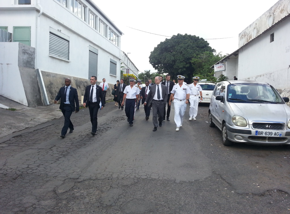 Bruno Le Roux, le ministre de l'Intérieur, en déplacement à Mayotte. © Préfecture de Mayotte