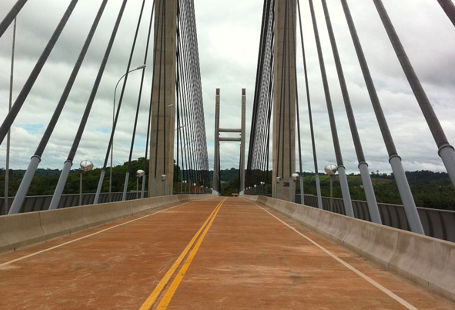 Vue côté français du pont reliant la France au Brésil.