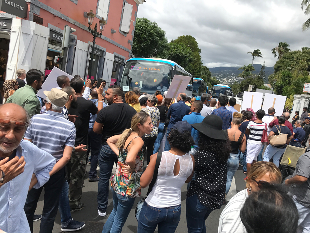 Blocage des bus suite au refus du Maire de Saint-Denis de recevoir la délégation de commerçants de Saint-Denis. © Mémento