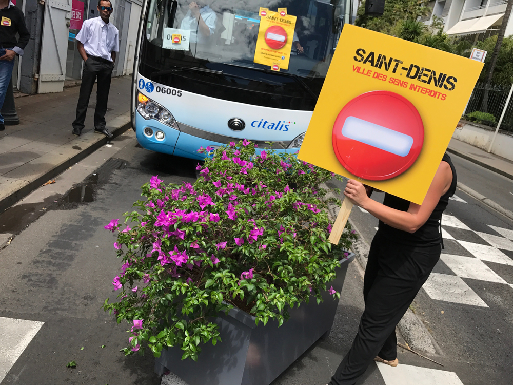 Des bacs à fleur ont été déplacés sur la rue pour empêcher les bus de circuler. © Mémento