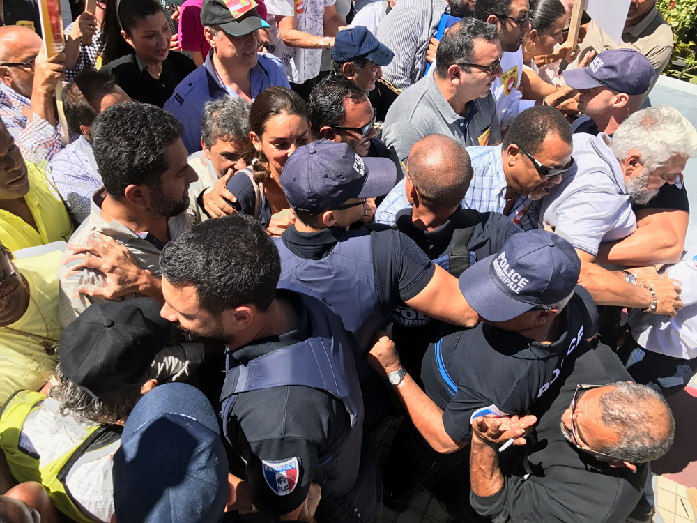 Les policiers municipaux ne pouvaient rien face à la détermination des manifestants. © Mémento
