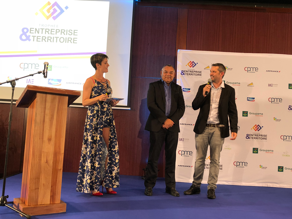 Alicia Tandrya, d??Antenne Réunion, Bernard Picardo, Président de la Chambre de métiers et de l??Artisanat de la Réunion et Le grand gagnant Grégory Grimoult de l??entreprise Calicoco. © Photo Mémento